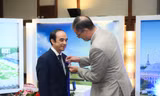 GS.TS Nguyễn Hữu Tú nhận Huân chương Cành cọ Hàn lâm