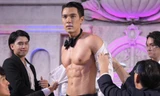 Thí sinh nam vương lột áo khi trình diễn gây tranh cãi 