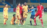 Trọng tài ngăn cản những cái đầu nóng lao vào nhau ở trận Viettel gặp Thanh Hoá ở vòng 6. Ảnh: TRẦN ANH
