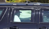 Tổng thống Mỹ Donald Trump ngồi trên ô tô rời Câu lạc bộ golf quốc tế Trump ở West Palm Beach, Florida ngày 27/12. Ảnh: AP