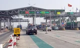 Hầu hết các trạm thu phí trên cả nước đã có làn thu phí tự động không dừng. Ảnh: Phạm Thanh 