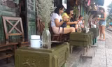 Bàn cà phê trang trí theo phong cách thời bao cấp (giả hòm đạn). Ảnh: DPV