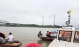 Lực lượng công an tìm kiếm nữ sinh trên sông Đuống
