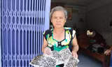 Những miếng dính đầy ruồi. Ảnh: Kim Hà