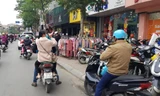 Phố Chùa Bộc (phường Trung Tự, Đống Đa) ùn tắc vì bị chiếm dụng vỉa hè bán quần áo. Ảnh: Trần Hoàng