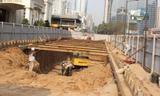 Công nhân tại công trường đường dẫn hầm chui Lê Văn Lương. Ảnh chụp chiều 3/2