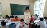 Các cô giáo ở bản Cha Khót với học trò của mình