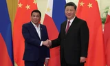 Tổng thống Philippines Rodrigo Duterte gặp Chủ tịch Trung Quốc Tập Cận Bình trong chuyến thăm Bắc Kinh vào tháng 4. Ảnh: Reuters