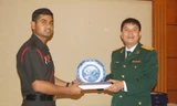 Trưởng đoàn Sĩ quan trẻ Việt Nam trao tặng quà lưu niệm cho Trưởng đoàn Sĩ quan trẻ Ấn Độ. Ảnh: N.M