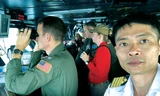 Hoa tiêu ngoại hạng Hoàng Việt trên buồng điều khiển tàu sân bay USS Theodore Roosevelt. Ảnh: NVCC 