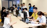 Tân sinh viên đến làm thủ tục nhập học năm nay. Ảnh: Diệp An