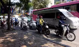 Nắng nóng gay gắt, người dừng đèn đỏ chọn bóng mát