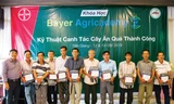 Nông dân lớp cây bưởi nhận chứng nhận khóa đào tạo Bayer Agricademy