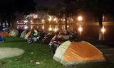 Ðà Lạt “cháy” phòng, du khách dựng lều ven hồ Xuân Hương