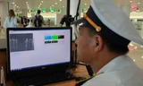 Máy đo thân nhiệt theo dõi hành khách tại sân bay Nội Bài, Hà Nội 