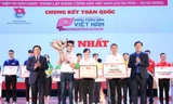 Ông Nguyễn Xuân Thắng, Bí thư T.Ư Đảng, Chủ tịch Hội đồng Lý luận T.Ư, Giám đốc Học viện Chính trị Quốc gia Hồ Chí Minh (bên trái); anh Lê Quốc Phong, Bí thư thứ nhất T.Ư Đoàn (bên phải) trao giải Nhất cho đội Tình nguyện trẻ. ẢNH: NHƯ Ý