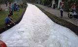 Dòng kênh sủi bọt trắng bất thường