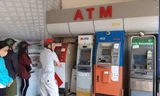 4 trụ ATM, chỉ có 1 trụ có thể giao dịch (ảnh chụp tại CoopMart Phan Văn Trị, Q.Gò Vấp, TPHCM trưa 20/1)
