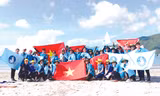 Sinh viên tình nguyện hướng về biển đảo quê hương. Ảnh: Lưu Trinh