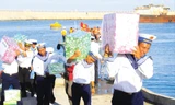 Các chiến sĩ vận chuyển quà tặng của đoàn công tác đến với Trường Sa. Ảnh: Trường Phong