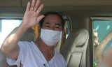 Bệnh nhân 936 vẫy tay chào mọi người trước khi lên xe rời viện 