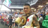 Trương Đình Hoàng ăn mừng bên chiếc đai WBA chuyên nghiệp châu Á - Ảnh: 24h 