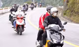  Người dân lỉnh kỉnh hành lý vượt đèo Hải Vân về quê ăn Tết