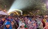 Hàng nghìn người ngồi dưới mưa dự lễ mừng Chúa Giáng sinh
