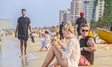 Người dân, du khách đổ xô ra biển Đà Nẵng giải nhiệt nắng nóng