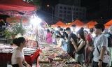 Chợ đêm Sơn Trà tấp nập khách trước ngày di dời đến địa điểm mới