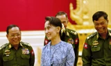 Cố vấn Suu Kyi trong một buổi nói chuyện với lực lượng quân đội. Ảnh: ABC.