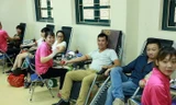 Nhiều phụ huynh tham gia hiến máu trong ngày hội hiến máu.