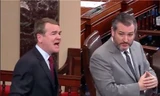 Thượng nghị sĩ Michael Bennet (trái) và Thượng nghị sĩ Ted Cruz (phải)