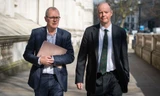 Giám đốc y tế Chris Whitty (phải) và Cố vấn khoa học Sir Patrick Vallance (trái) của Chính phủ Anh.