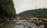 Mưa lũ cuốn trôi mặt đường quốc lộ 4D, đoạn qua Thủy điện Chu Va.