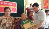 Đại diện Công ty Reporter Việt Nam trao quà hỗ trợ người dân xã Thanh Xuân, huyện Thanh Chương, tỉnh Nghệ An.