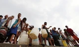 Người dân Venezuela xếp hàng lấy nước ở thủ đô Caracas