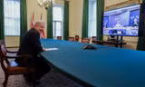 Thủ tướng Anh Boris Johnson trong một buổi trao đổi trực tuyến với các lãnh đạo cấp cao bên phía EU. Ảnh: Phố Downing.