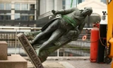 Anh cân nhắc dỡ bỏ các biểu tượng liên quan đến chế độ nô lệ. Ảnh: BBC.