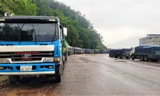 Hàng trăm xe chở hàng ùn ứ nhiều ngày dọc Quốc lộ 12C ở Hà Tĩnh