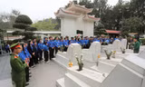 Đoàn đại biểu nhận Giải thưởng Lý Tự Trọng thăm địa chỉ đỏ ở Hà Tĩnh