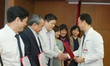 GS.TS Nguyễn Quang Tuấn, Giám đốc BV Bạch Mai trong buổi trao quyết định bổ nhiệm 20 bác sĩ cao cấp của bệnh viện