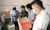 Túi chăm sóc F0 tại nhà được chuẩn bị ở Trạm Y tế lưu động thuộc quận Bình Tân