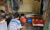 Lao động tự do tại phường Phúc Xá, quận Ba Đình mất việc từ đầu dịch nhưng vẫn chưa được nhận khoản hỗ trợ nào. Ảnh: PV 