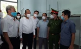 Phó Thủ tướng Thường trực Trương Hòa Bình kiểm tra bệnh viện dã chiến số 3 tại Đồng Nai ngày 12/7. Ảnh: Mạnh Thắng