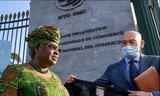 Tổng Giám đốc WTO Ngozi Okonjo-Iweala bên ngoài trụ sở WTO ngày 1/3. Ảnh: AP