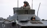 Hai binh sỹ thuộc lực lượng đặc nhiệm dù của Nga ở Crimea. Ảnh: CNN 