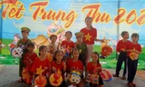 Cô Nhung và cô Nhanh tổ chức Tết Trung thu cho các học sinh thôn đảo Điệp Sơn