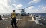 Một chiếc trực thăng săn ngầm MH-60R trên boong tàu khu trục USS Ralph Johnson trong chuyến đi qua Biển Đông hồi tháng 1. Ảnh: US Navy