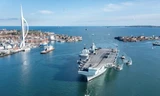 Tàu sân bay HMS Queen Elizabeth trị giá 3 tỷ bảng trên vùng cảng Portsmouth. Ảnh: SWNS